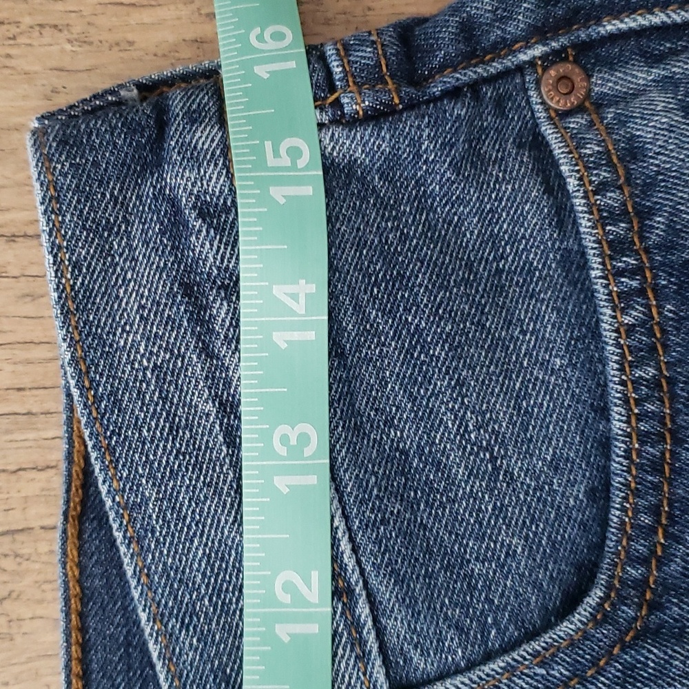 Levi's Women's Short Shorts - Picture 6 of 8